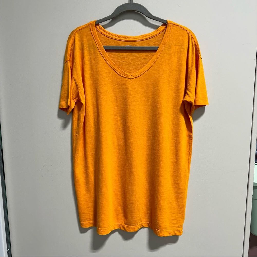 Aerie NWT v neck tee orange size XS